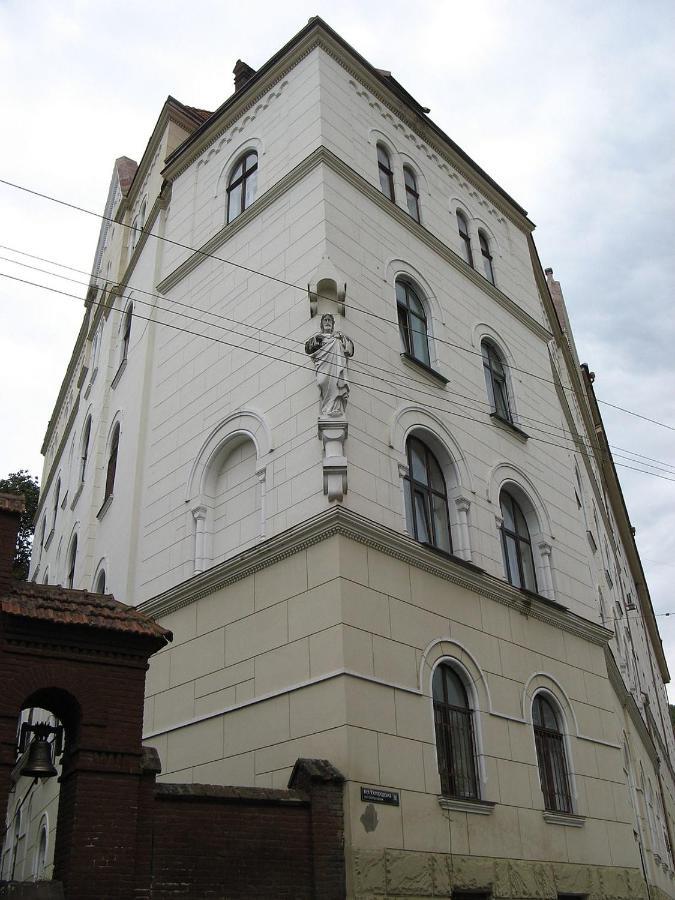 Izuminka V Centre Goroda Lviv Buitenkant foto